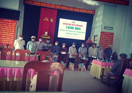 Hội Chữ Thập đỏ xã Bình Giang trao quà cho hộ nghèo