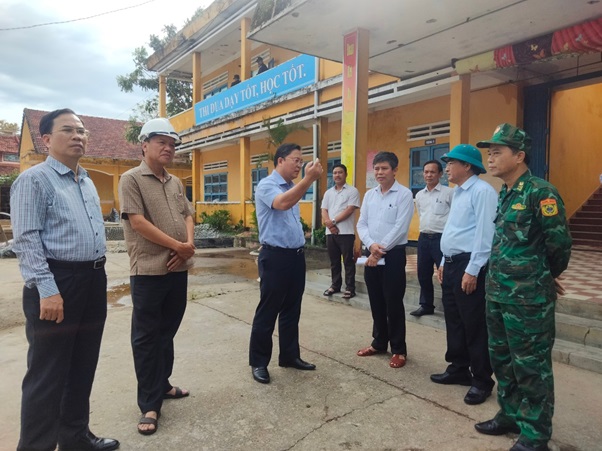 Chủ tịch UBND tỉnh Quảng Nam Lê Trí Thanh kiểm tra tình hình thiệt hại bão số 4 tại Trường THCS Nguyễn Hiền