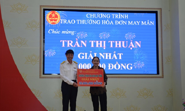Bà Trần Thị Thuận (ở chợ Hà Lam - Thăng Bình) trúng thưởng 20 triệu đồng Chương trình “Hóa đơn may mắn” do Cục Thuế Quảng Nam tổ chức
