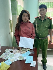 Quần chúng Nhân dân phối hợp với Công an xã Bình Phú bắt giữ đối tượng chuyên “trộm cắp tài sản”