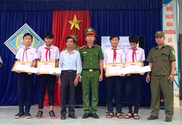 UBND xã Bình Phục tặng giấy khen 04 em học sinh không tham của rơi