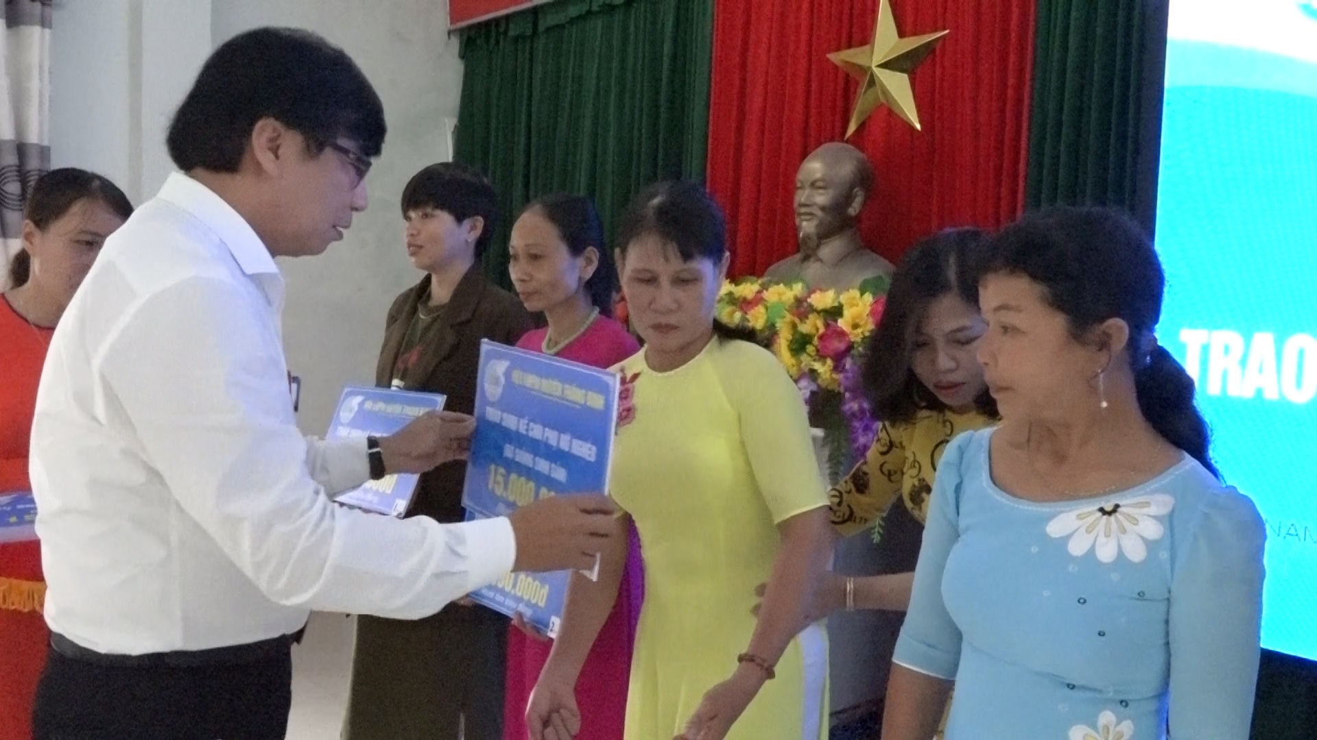Hội LHPN huyện Thăng Bình trao sinh kế cho 34 hộ nghèo, cận nghèo