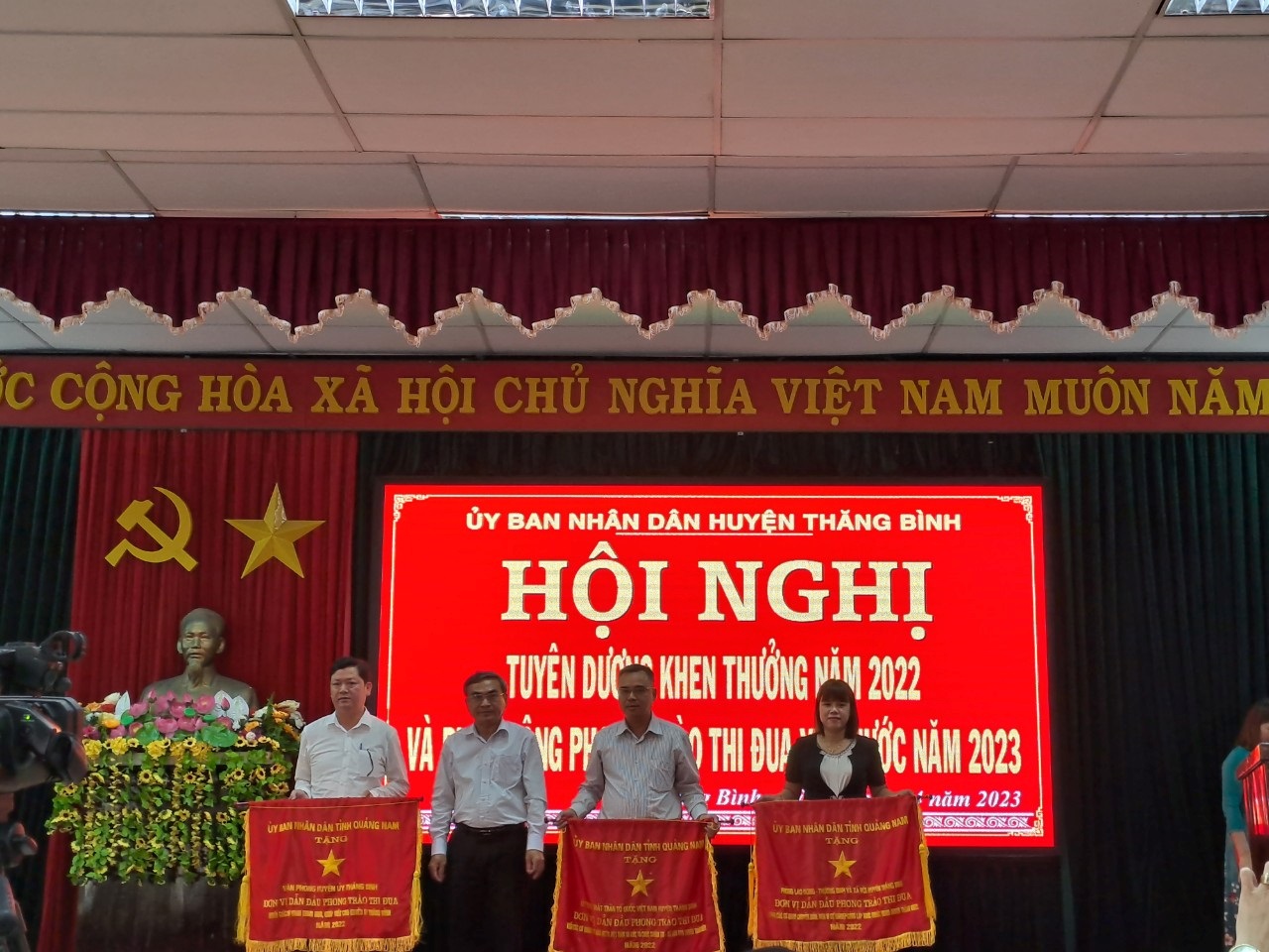 Thi đua yêu nước gắn với đẩy mạnh học tập và làm theo tư tưởng, đạo đức, phong cách Hồ Chí Minh