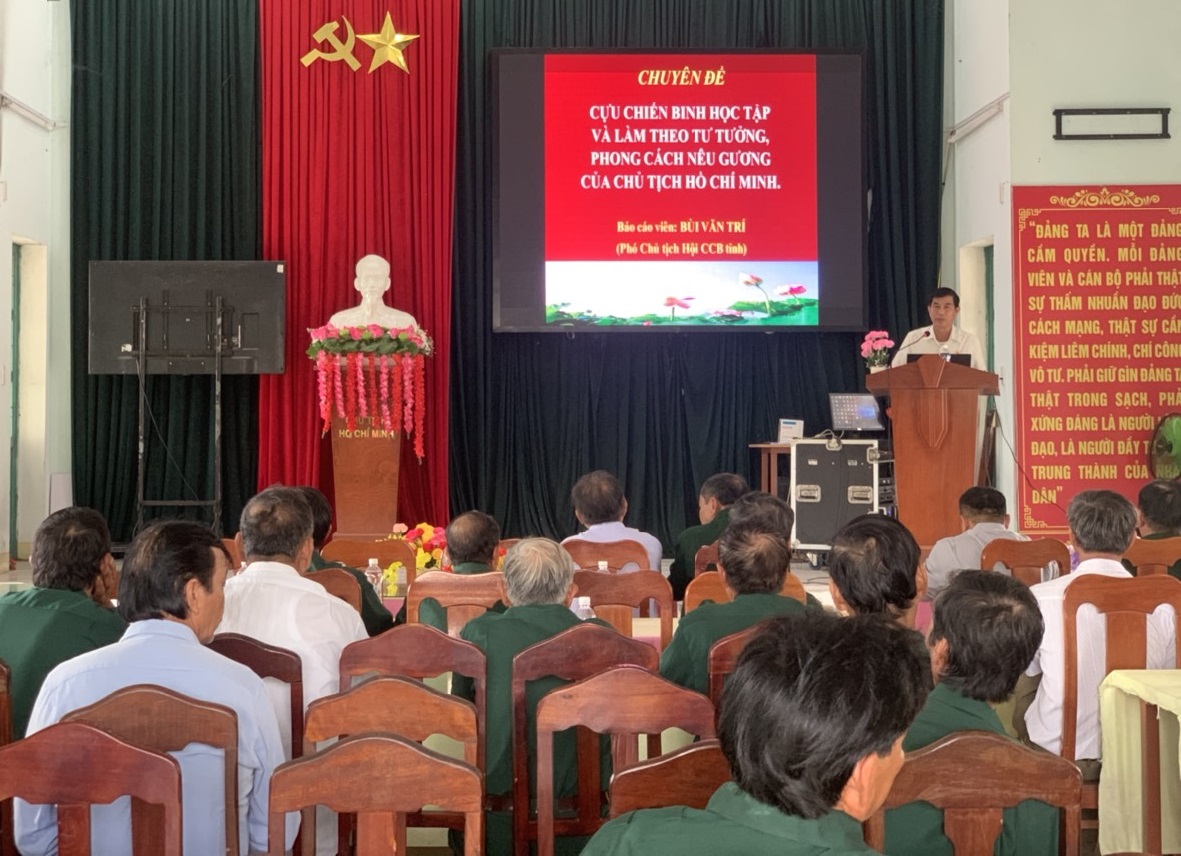 Hội Cựu chiến binh xã Bình Giang học tập chuyên đề năm 2023 “Cựu chiến binh học tập và làm theo tư tưởng, phong cách nêu gương của Chủ tịch Hồ Chí Minh”