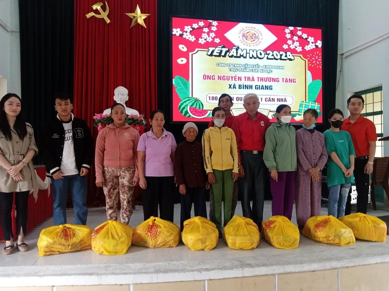Trao 100 suất quà và 01 căn nhà cho các hộ nghèo trên địa bàn xã Bình Giang