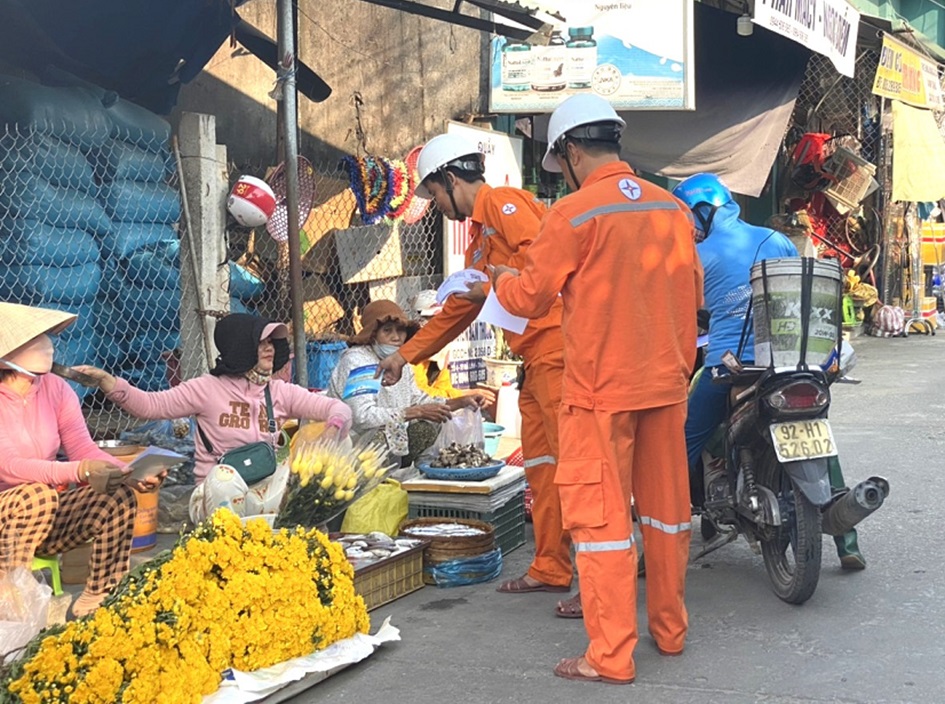 Điện lực Thăng Bình tuyên truyền tiết kiệm điện mùa nắng nóng