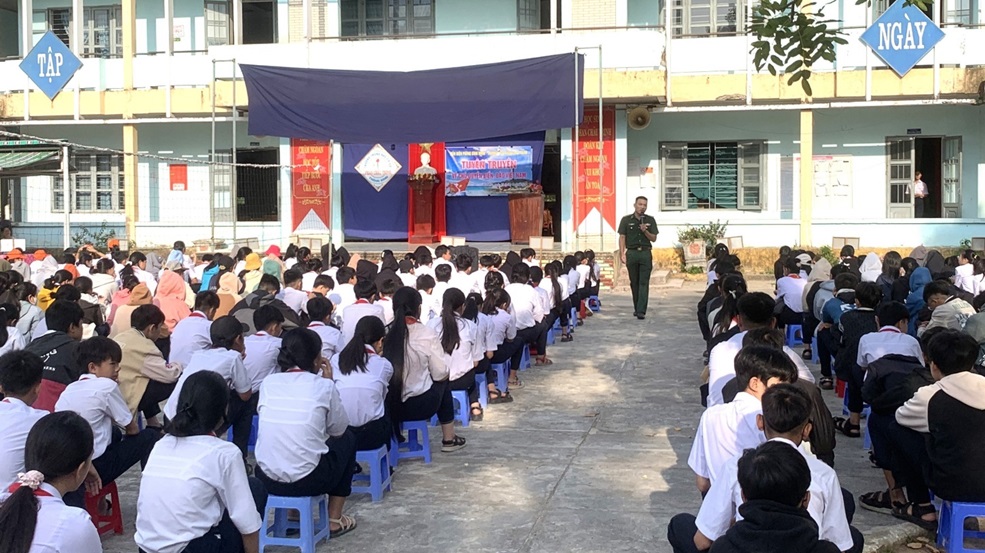 Đồn Biên phòng Bình Minh tuyên truyền chủ quyền biển, đảo cho học sinh Trường THCS Phan Châu Trinh