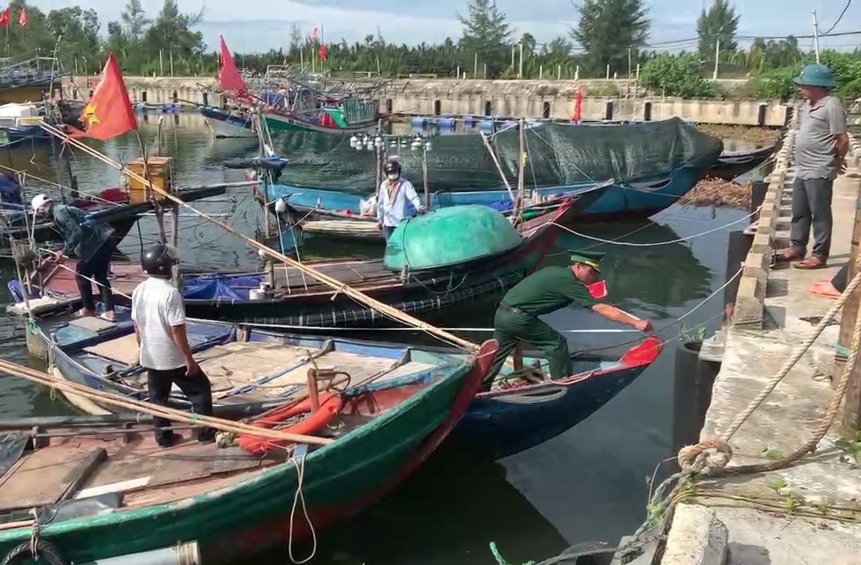 Thăng Bình: Tất cả 446 tàu thuyền của ngư dân 4 xã ven biển đã vào bờ neo đậu
