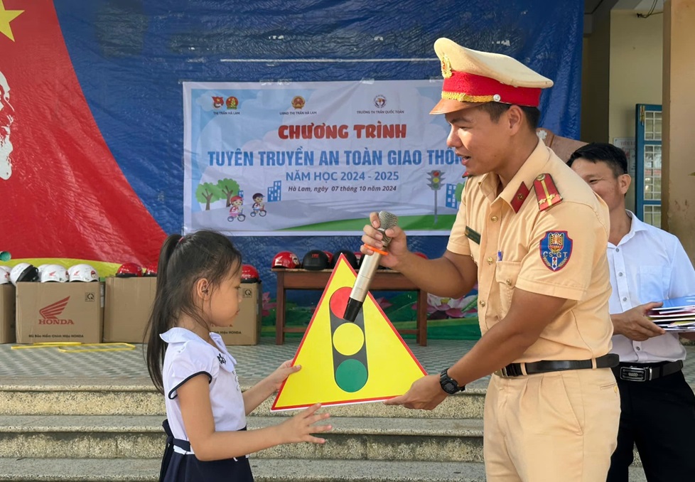 Tuyên truyền an toàn giao thông cho học sinh Trường Tiểu học  Trần Quốc Toản