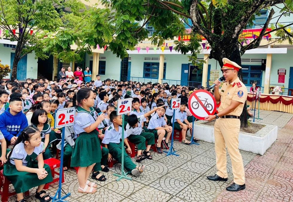 Tuyên truyền an toàn giao thông cho học sinh Trường  Tiểu học Kim Đồng