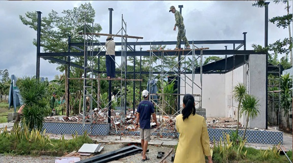 Bà Nguyễn Thị Hường đang tháo dỡ công trình và di dời tài sản ra khỏi phạm vi diện tích đất vi phạm